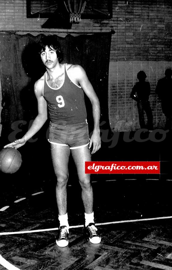 Daniel Rezk, el hombre récord en puntos, posa para la foto en 1975