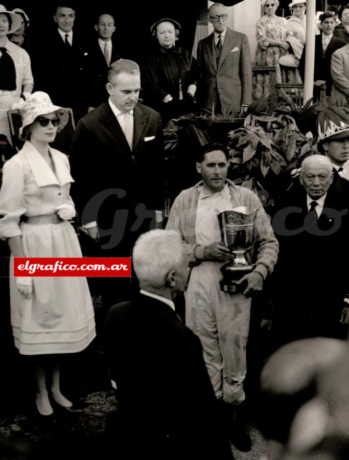 Imagen 1959. GP de Mónaco. Jack Brabham recibe el trofeo de manos del príncipe Rainiero de Mónaco. 