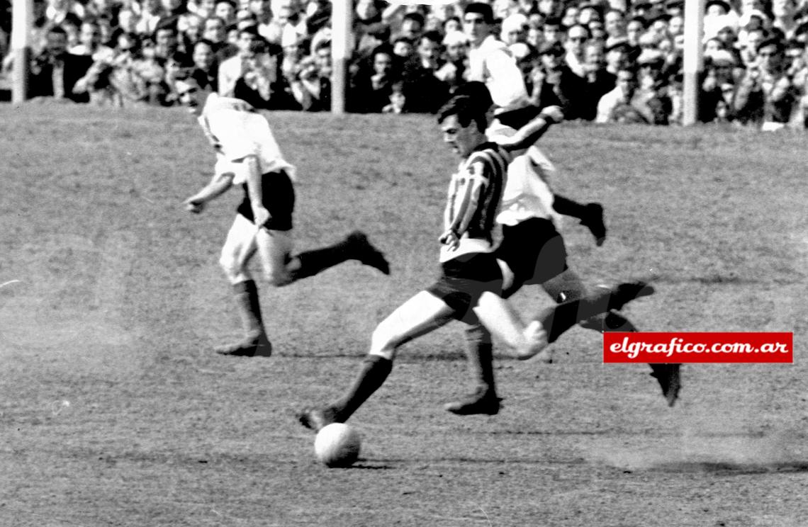 Imagen 01/09/1963 en Arroyito, Rosario 1 – River 0. Golazo de Menotti a los 31 minutos. FOTO: LEGARRETA