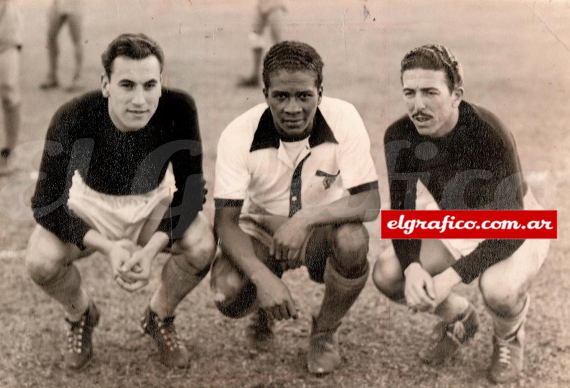 Imagen 29/06/1952. López entre Santiago Vernazza y Ángel Labruna de River. El peruano hizo los dos goles de Huracán, Vernazza y Labruna dos de los tres del Millonario FOTO: LEGARRETA