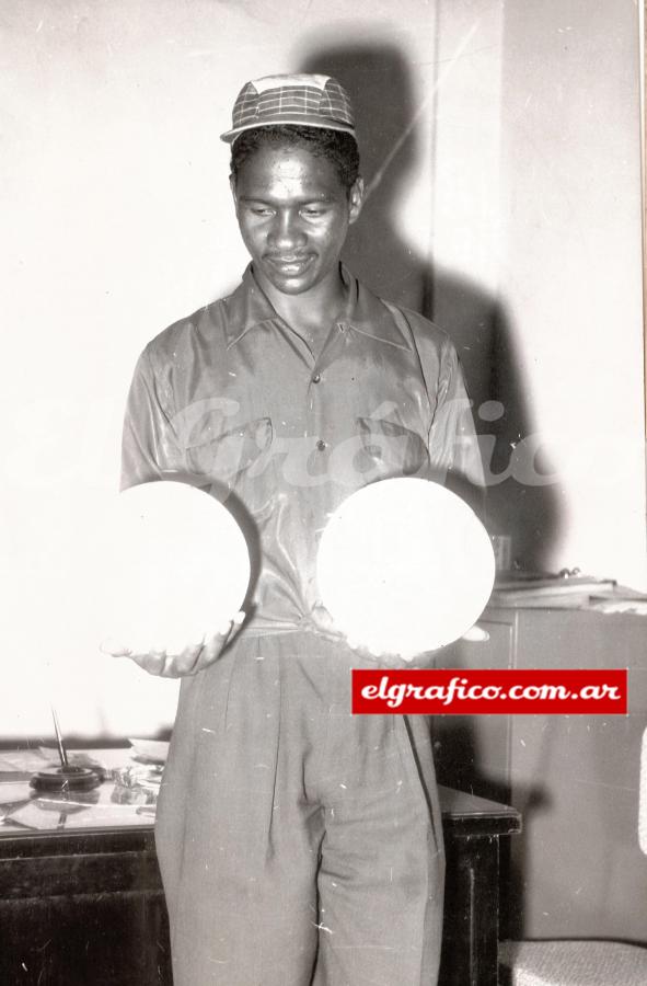 Imagen 1957. Valeriano en 199 partidos hizo 207 goles, siendo uno de los jugadores de toda la historia del fútbol con mejor promedio de gol (1,04 por partido)