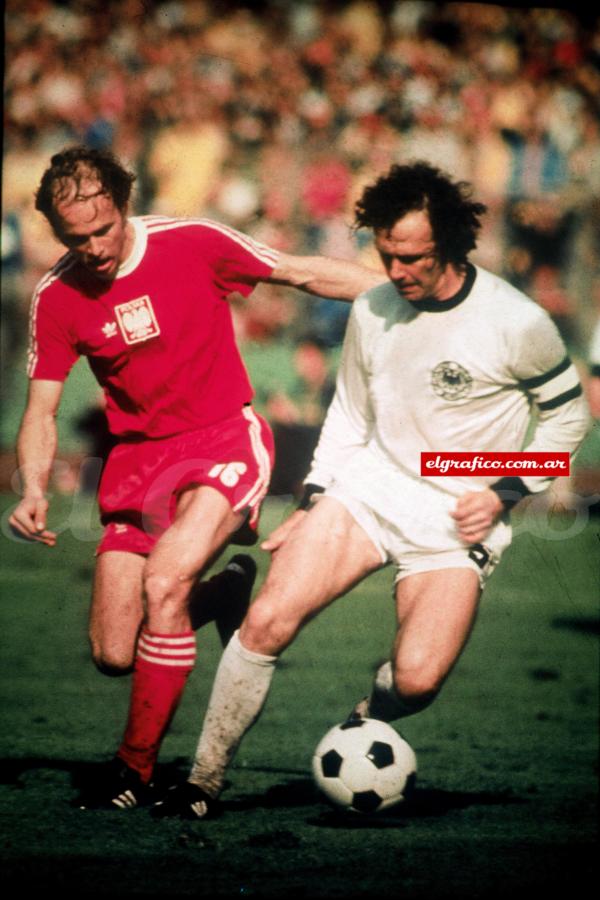 Imagen Alemania 1 Polonia 0. Franz marca a Lato en el Mundial 74.