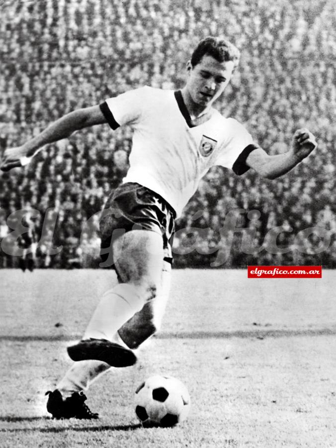 Imagen Franz Anton Beckenbauer. Nació el 11 de septiembre de 1945. Se crió en Obergiesing. "Con mi hermano Wálter jugábamos todo el día al fútbol. Descalzos,en la calle, con cualquier cosa que pudiera ser pateada".