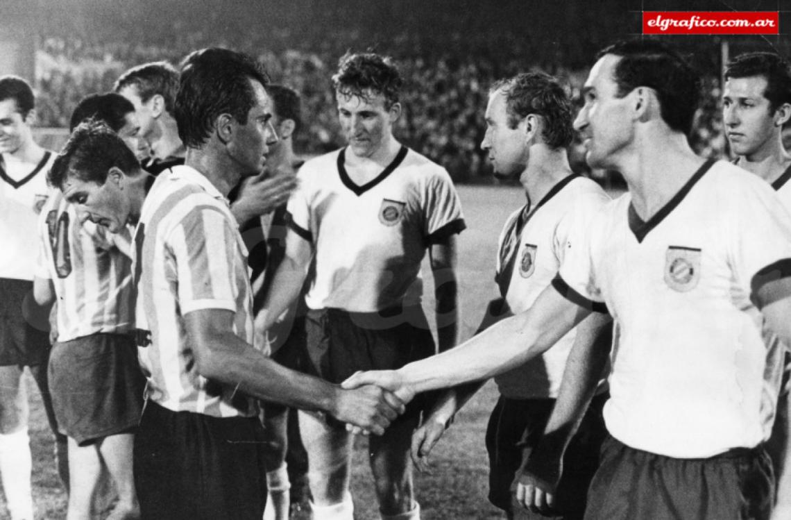 Imagen En 1966 con el Bayern juega un partido con Racing, por la inauguración de la iluminación el Cilindro. El telón del espectáculo. Parenti en primer plano, al fondo Beckenbauer. Ganó la Academia 3 a 2..