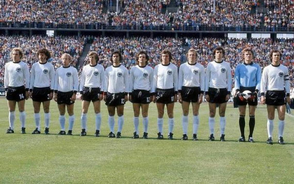Alemania campeón 1974. De derecha a izquierda: Hoeneß, Breitner, Vogts, Grabowski, Müller, Overath, Heynckes, Schwarzenbeck, Cullmann, Maier and Beckenbauer (capitán)