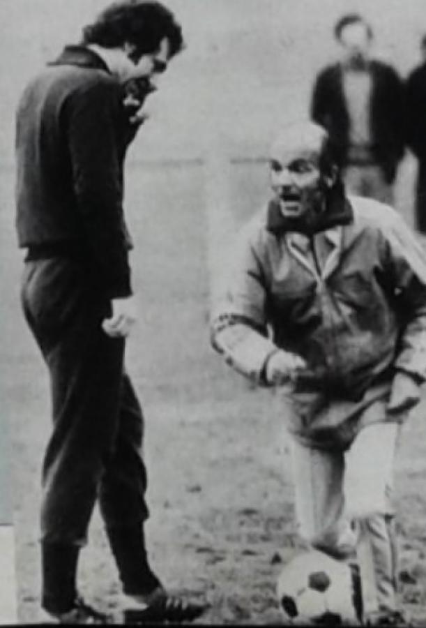 Imagen Con Deltmar Cramer, su técnico en el Bayern; Franz había sido papá a los 18 y el técnico -muy estricto- lo hacía dormir con él en las concentraciones, hasta que se dio cuenta de la seriedad del joven.