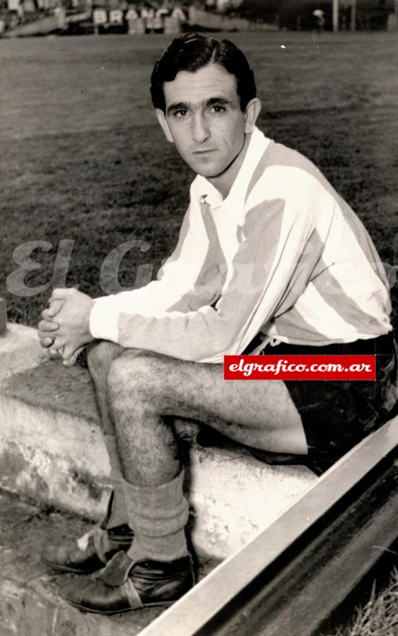 1957. Ricardo Alfieri retrata a Corbatta en Racing, en uno de sus mejores años.
