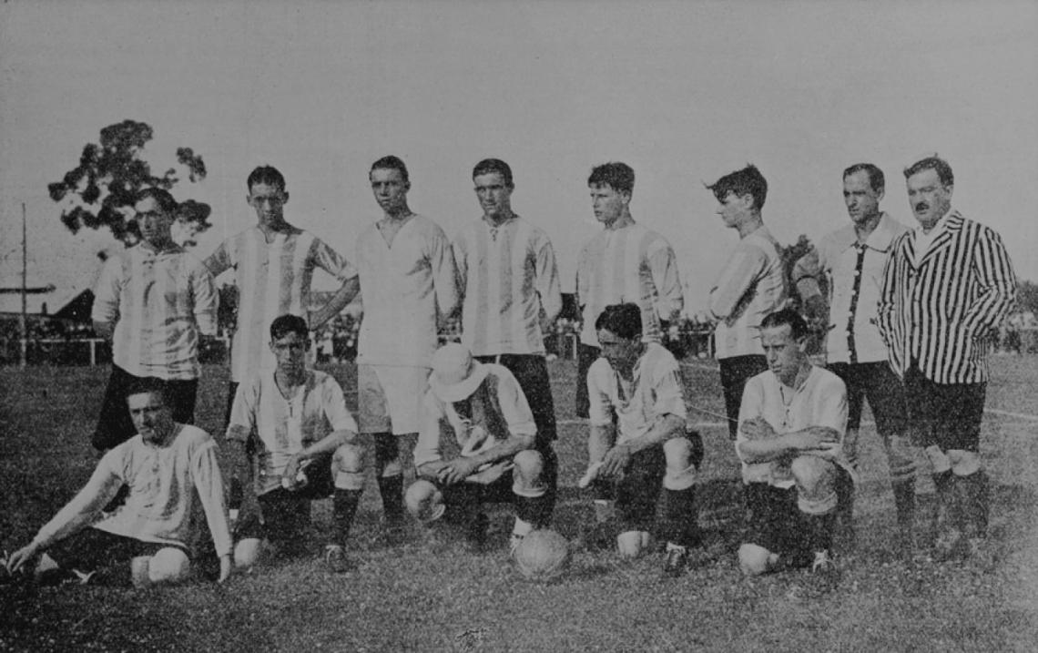 Imagen Racing tricampeón (13,14 y 15): Salvador Presta, Ángel Betular, Syla Arduino, Francisco Olazar, Armando Reyes, Ricardo Pepe; Alberto Marcovecchio, Zoilo Canaveri, Alberto Ohaco (ocultando su rostro.), Juan Hospital, Juan Perinetti.