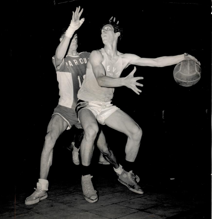 1958. Ya va el amague y Alix (Gimnasia de Villa de Parque) quiere ver donde va su marcador, Urchipia (Parque) Foto : Luis Gemelli
