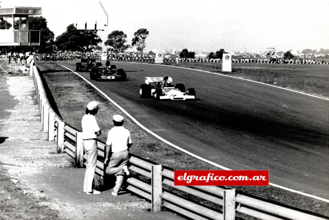 Imagen 1973. En el GP de Argentina conduciendo en el equipo BRM, delante de Jackie Stewart (Tyrrel. Saldría 2°) y Emerson Fittipaldi (ganador con Lotus). Lauda abandonaría la carrera (vuelta 66) lo mismo que Reutemann (vuelta 16). FOTO: ANTONIO LEGARRETA