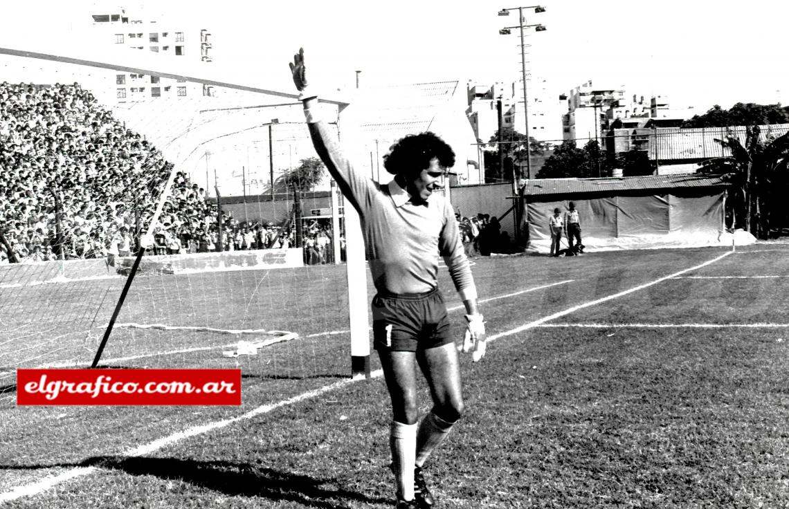Imagen 1979. Barisio saludando a la hinchada verdolaga. El arquero llegó al club el año anterior, cuando Ferro ascendió de la primera B.