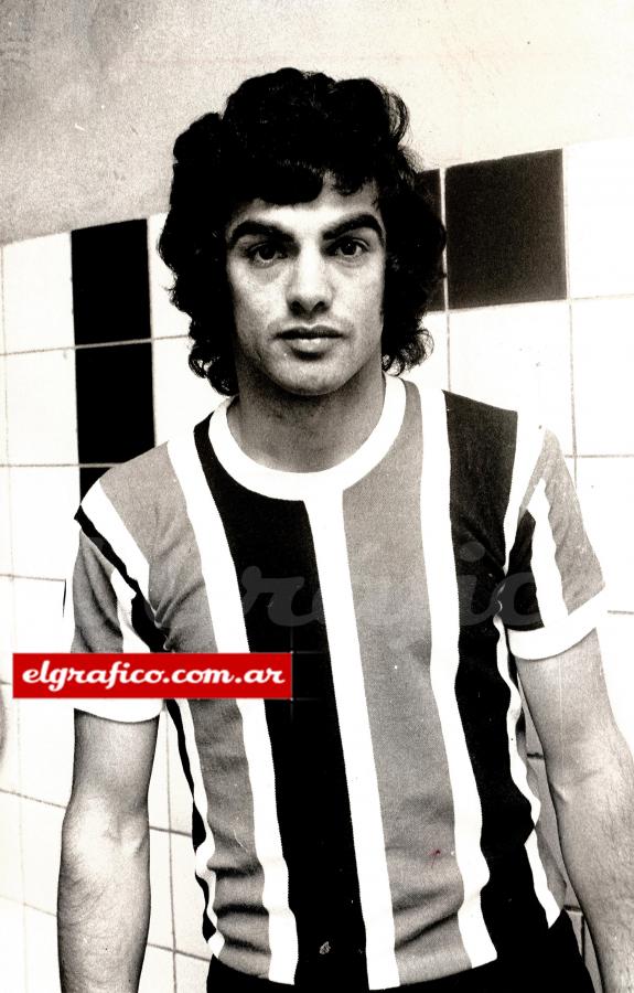 Finalmente Bargas optó por seguir jugando en Chacarita hasta 1972, cuando empezó su camino en Francia donde culminaria su carrera. Foto: Enrique Bianco