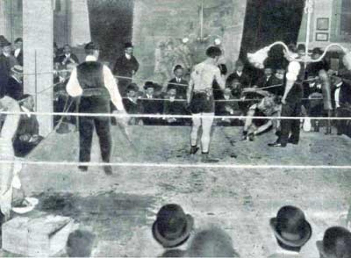 Imagen Fotografía incunable del primer combate de boxeo profesional en Argentina en 1903. Paddy McCarthy derrota en el 4to round al italiano Abelardo Robassio.