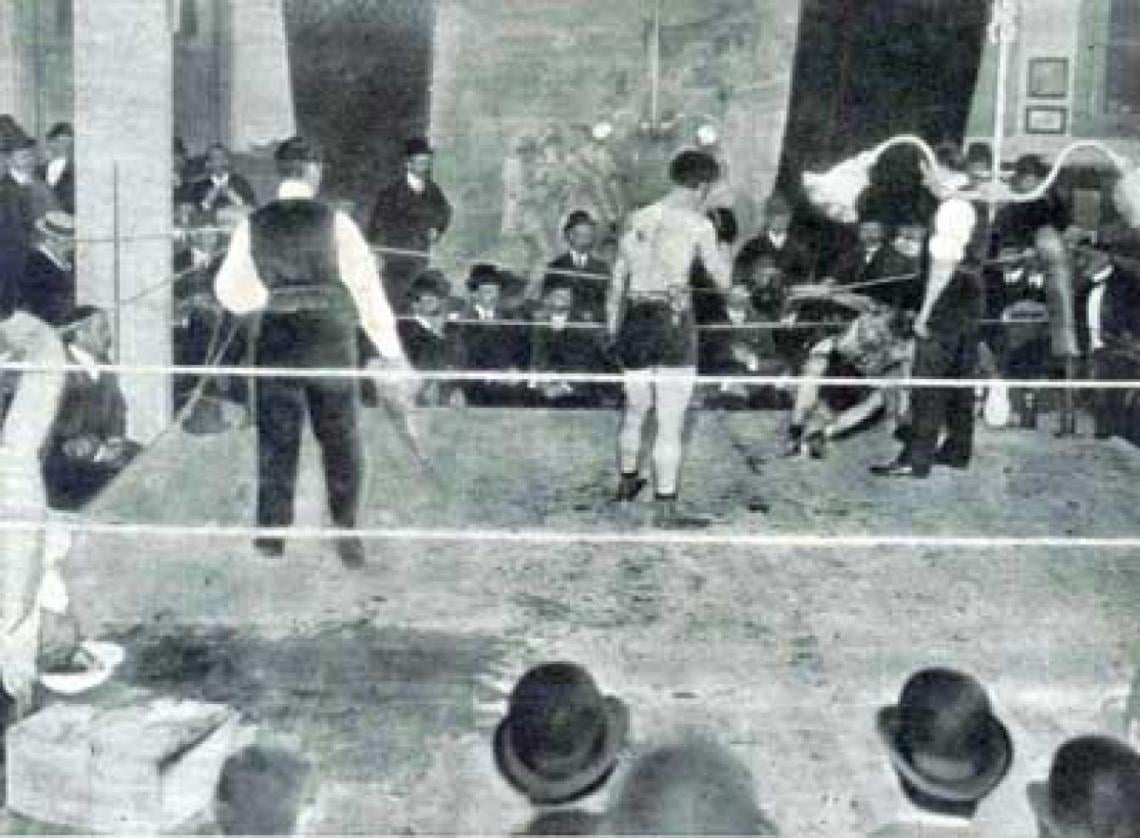 Fotografía incunable del primer combate de boxeo profesional en Argentina en 1903. Paddy McCarthy derrota en el 4to round al italiano Abelardo Robassio.