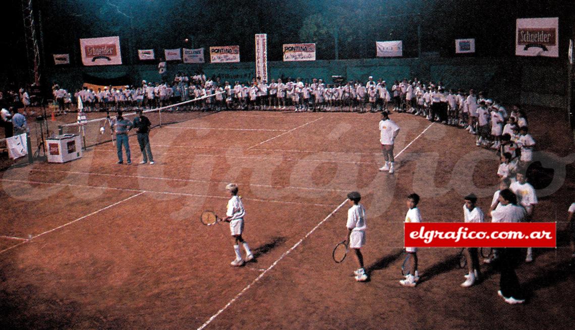 Imagen La interminable fila en el Lawn Tennis Club de Esperanza. Impresionante. 