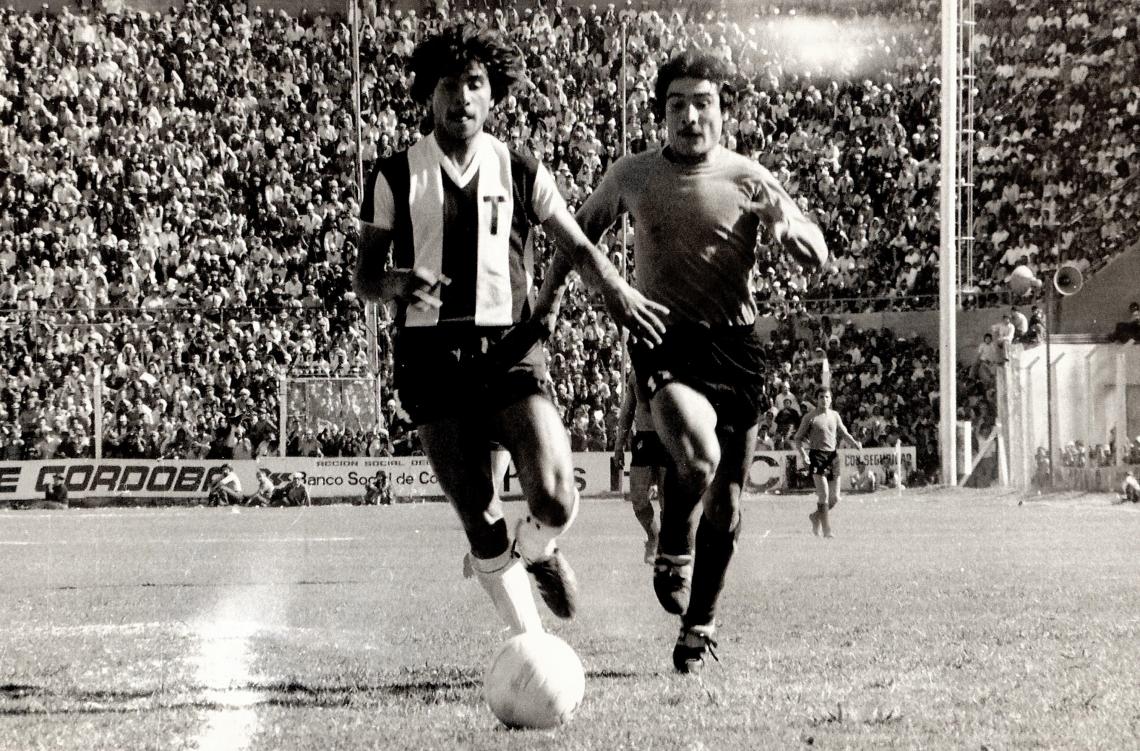 Debutó en Talleres de Córdoba el 21 de julio de 1974.