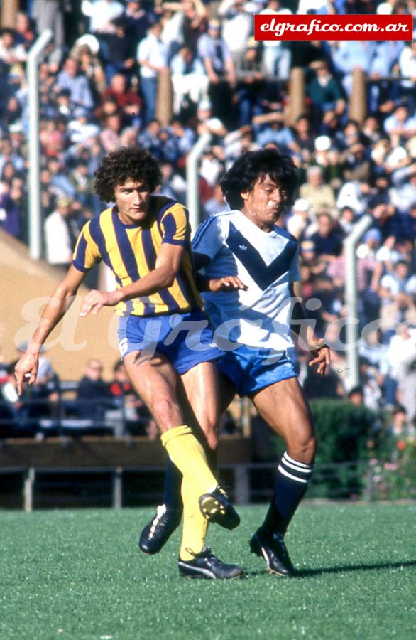 Edgardo Bauza en acción, con la camiseta más querida: la de Rosario Central.