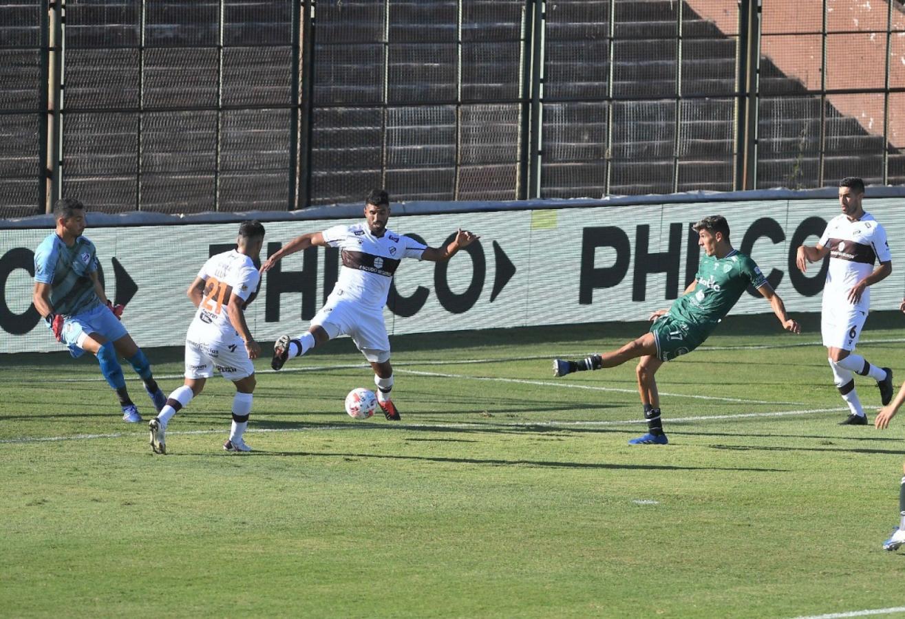 Alanís adelantó a Sarmiento ante Platense (Foto: Gómez, Ramiro - Télam)