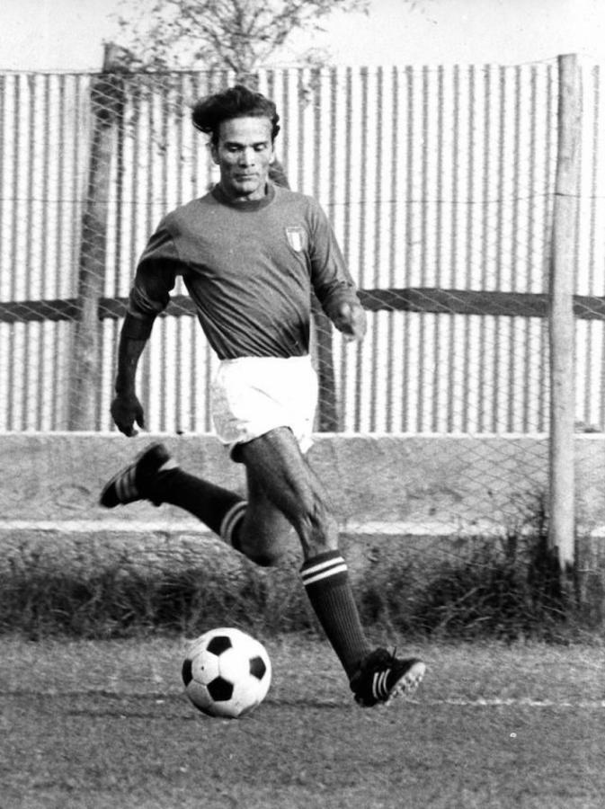 Imagen Pasolini en 1974 un año antes de su brutal asesinato (nunca aclarado del todo). Era fanático del Bolonia, y jugador amateur. Al futbol se lo tomaba muy en serio.
