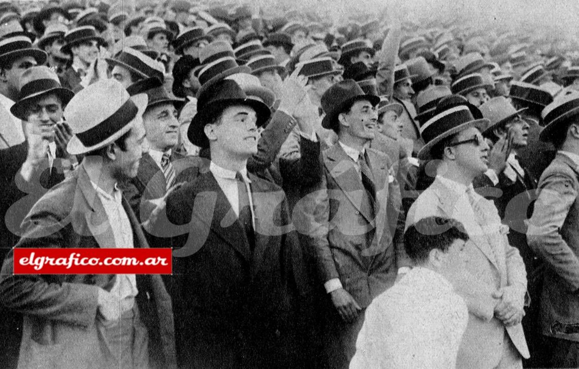Imagen Sombrero obligatorio y entusiasmo desbordante en las gradas de River.