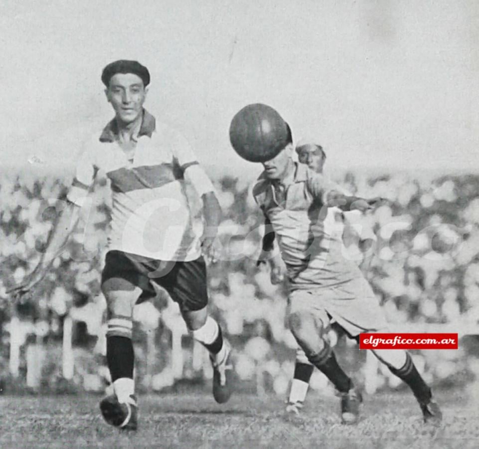 Imagen Evaristo se lleva la pelota con la cabeza mientras Delovo trata de anularlo.