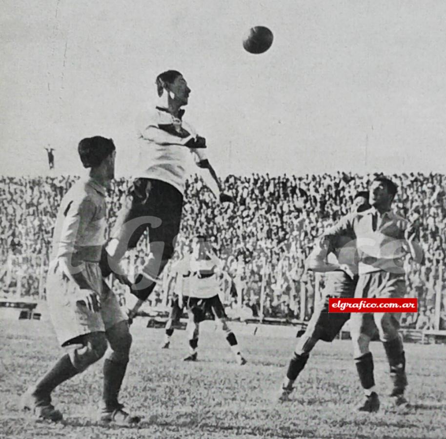 Imagen Vicente Ruscitti en acción, mientras elementos de la defensa de Boca y la delantera de Gimnasia están a la expectativa.