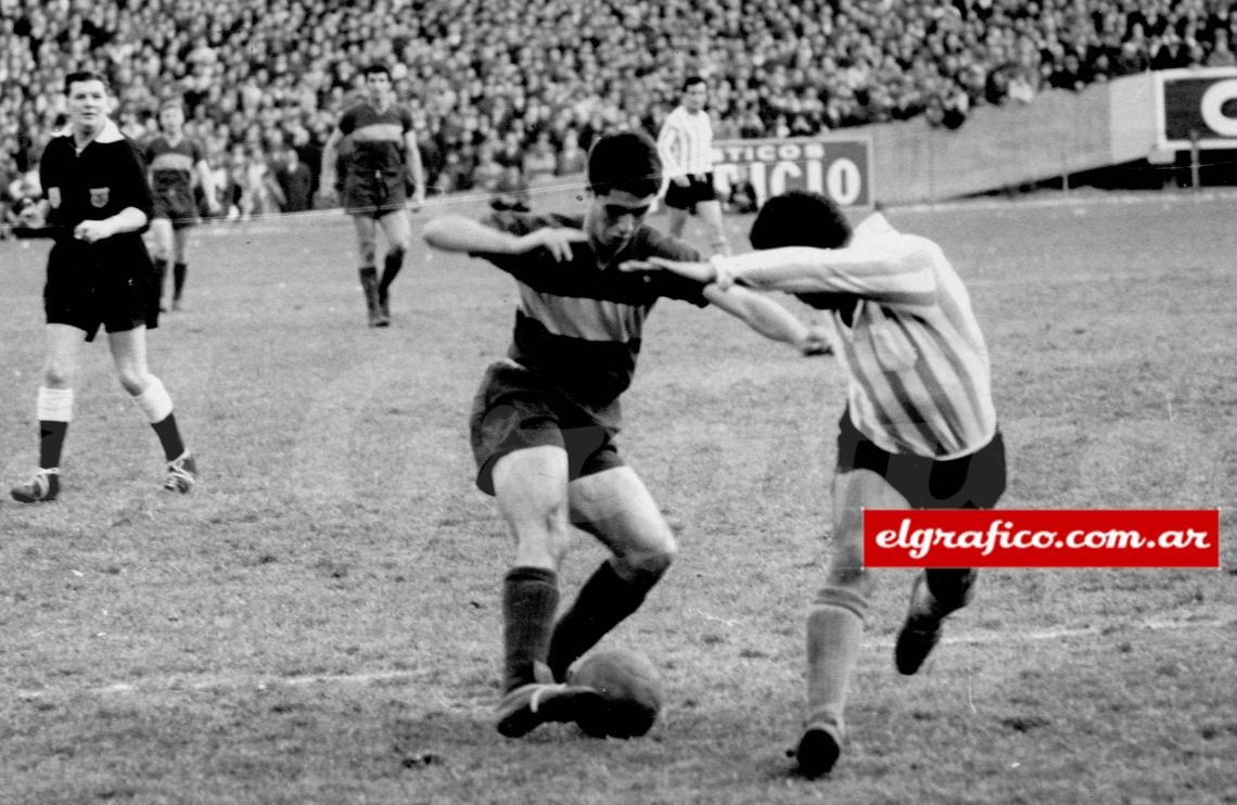 Imagen 21-7-1963. La cara con duende y la gambeta atrevida…enganchando frente a Mesías, que seguirá de largo. Foto: Pellizieri