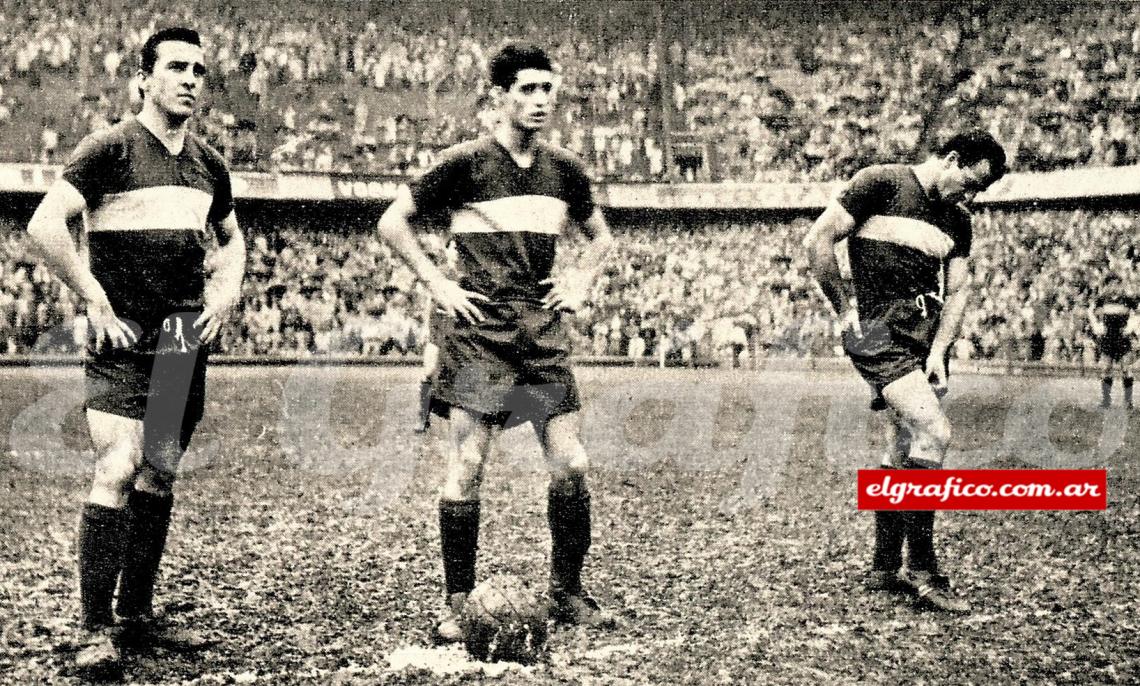 Mayo del ’63. Por primera vez como titular. A un lado “Beto” Menéndez, al otro Ernesto Grillo, su ídolo de la niñez, “¡Me parecía mentira!”.