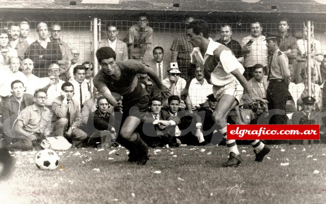 Imagen Diciembre de 1965. En una actitud que respira fútbol por todos los poros; desequilibró a Grispo de River, lo dejó en el camino y busca destinatario para el pase.