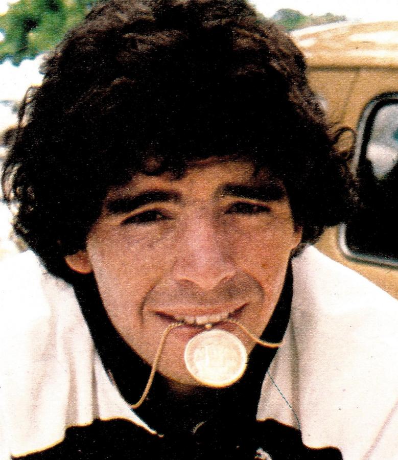 Maradona con la medalla que le regaló Pelé. "Se hizo cuando jugue mi parrtido de despedida en el Cosmos".