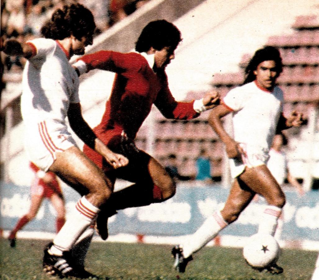 Imagen Maradona jugando en Argentinos - Huracán. Dos horas después estaba volando hacia Rio para conocer a Pelé. 