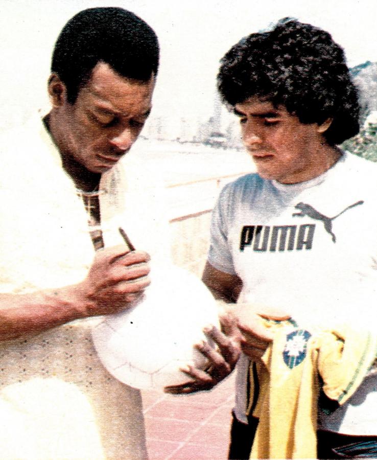 Imagen Una pelota como recuerdo. Pelé firma el autógrafo.La camiseta de Brasil espera turno en las manos de Diego.
