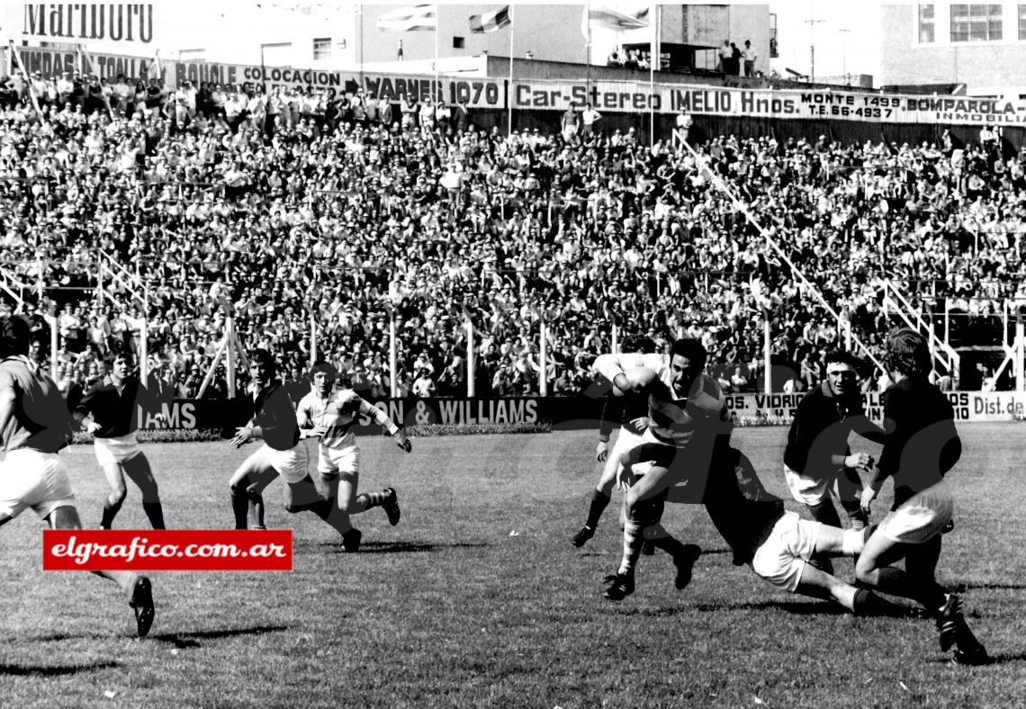 1972. Alejandro "Chiquito"Travaglini contra todos, detrás Hugo Porta .