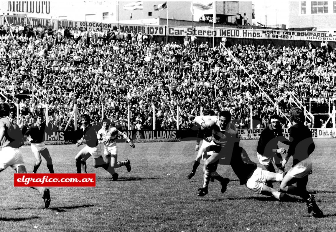 Imagen 1972. Alejandro "Chiquito"Travaglini contra todos, detrás Hugo Porta .