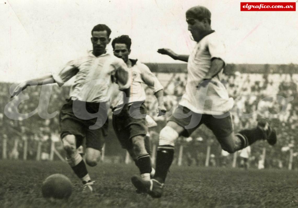 Imagen 1929. El defensor Fernando Paternóster (Racing) trata de cruzar antes de que dispare Cesáreo Onzari (Huracán) detrás llega Guillermo Stábile.