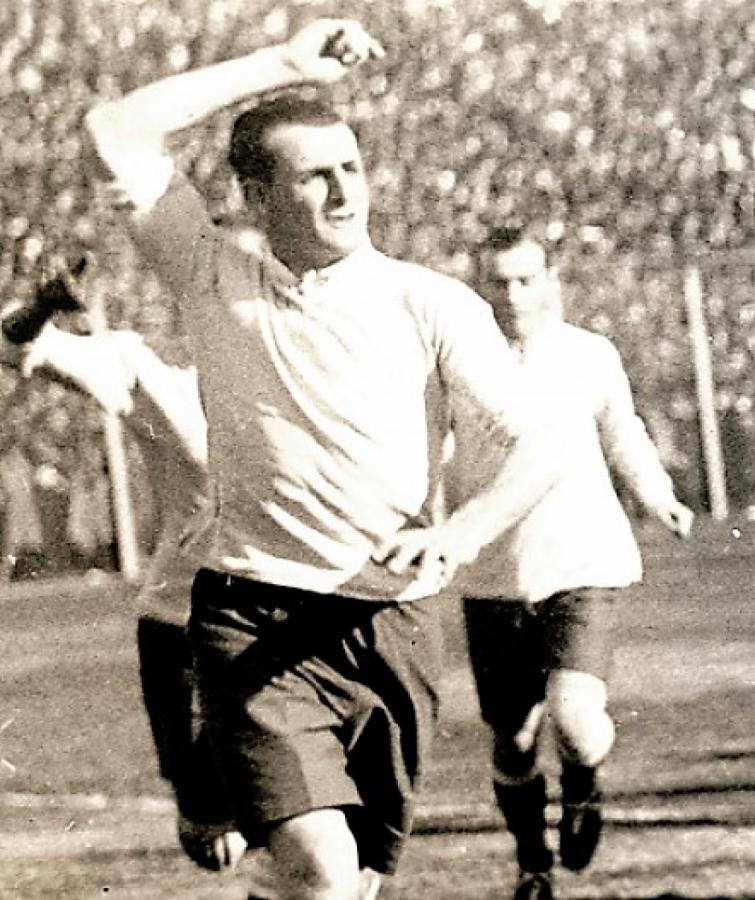 José Nasazzi, capitán uruguayo, en la Copa Lipton de 1927