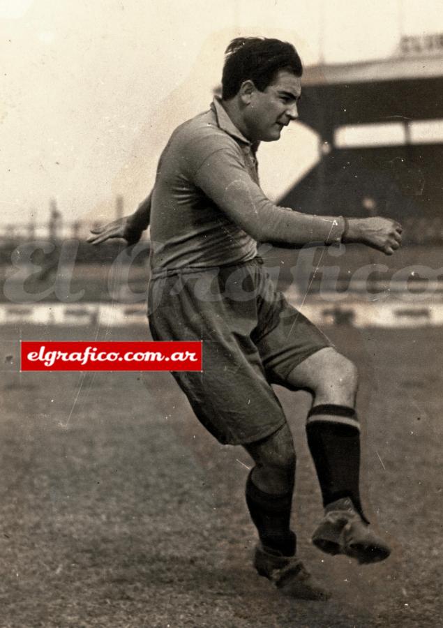 Imagen Fortunato volvió a las canchas después de su prematuro retiro para salir campeón amateur (como jugador y técnico) en 1932 en el club que lo vió nacer: Sportivo Barracas