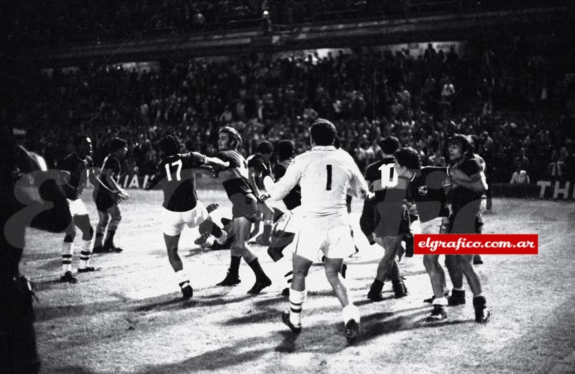Suñé se gana el primer plano con su directo de izquierda a la cara de Luis Torres; al costado, Mífflin y Pianetti entran en el break. En medio del remolino, caído, Fernando Mellán
