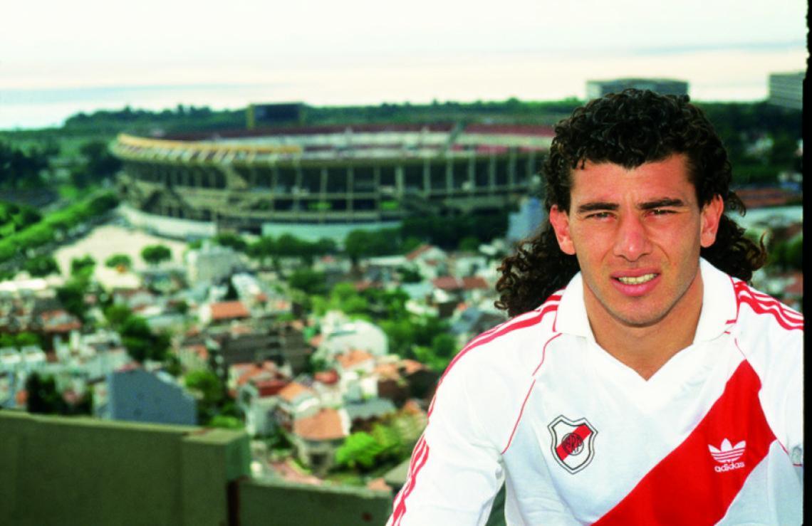 Imagen Posó con la camiseta de River con pelo largo y por eso casi se le cae ese pase.