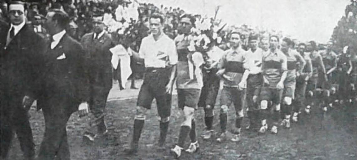 Imagen Los jugadores de Nacional y Boca Juniors aparecen en el field tomados del brazo.