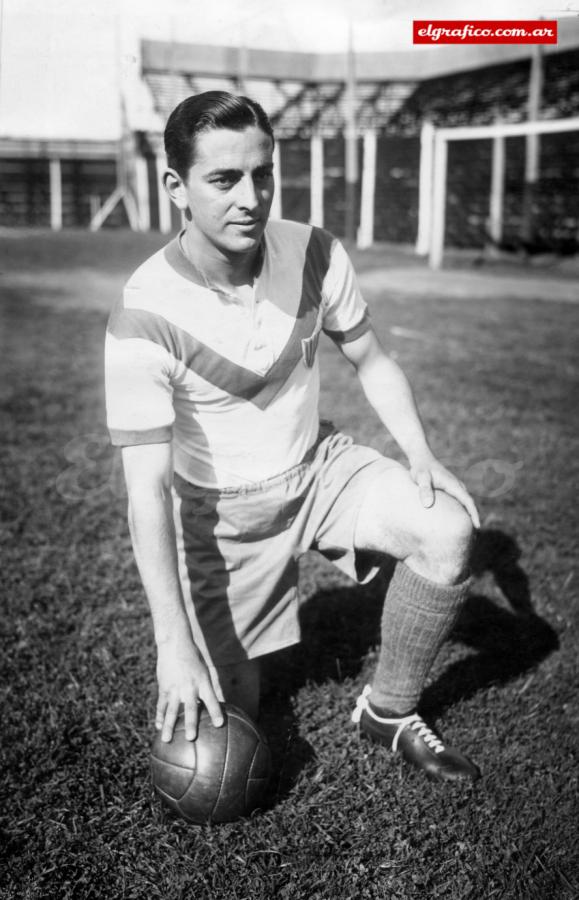 Imagen El joven Victorio Spinetto posa para El Gráfico después de convertirse en el primer defensor en convertir cuatro goles en un partido. Fue contra Chacarita la tarde del 17 de octubre de 1937. 