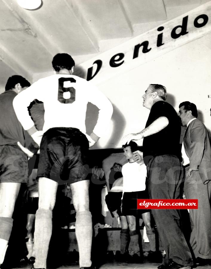 Imagen Apenas retirado dirigió al Fortín durante 14 años seguidos. En la foto en el vestuario de Huracán  antes de un partido contra River en 1964 (Foto: N.J. González