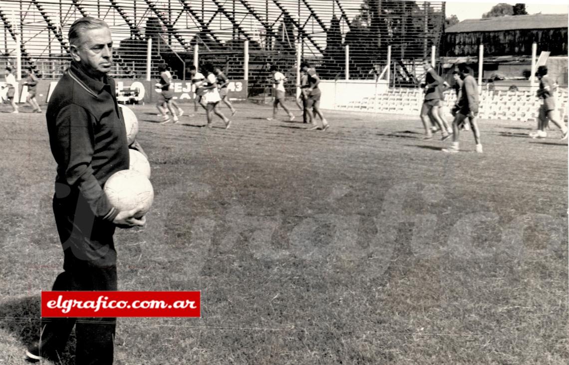 En 1973 en Lanús. Spinetto también dirigió la Selección Nacional.-