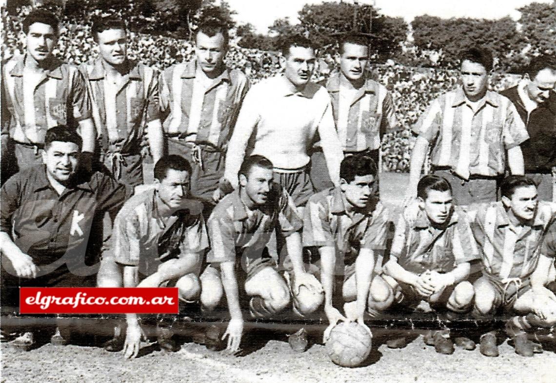 Imagen En la primera de Central el 29 de mayo de1954. Arriba: Minni, Federico Vairo, Zof, Botazzi, La Rosa, doctor Oliva. Abajo: Cisneros (ki), Gauna, Apiciafuocco, Massei, Gómez, L´Episcopo.