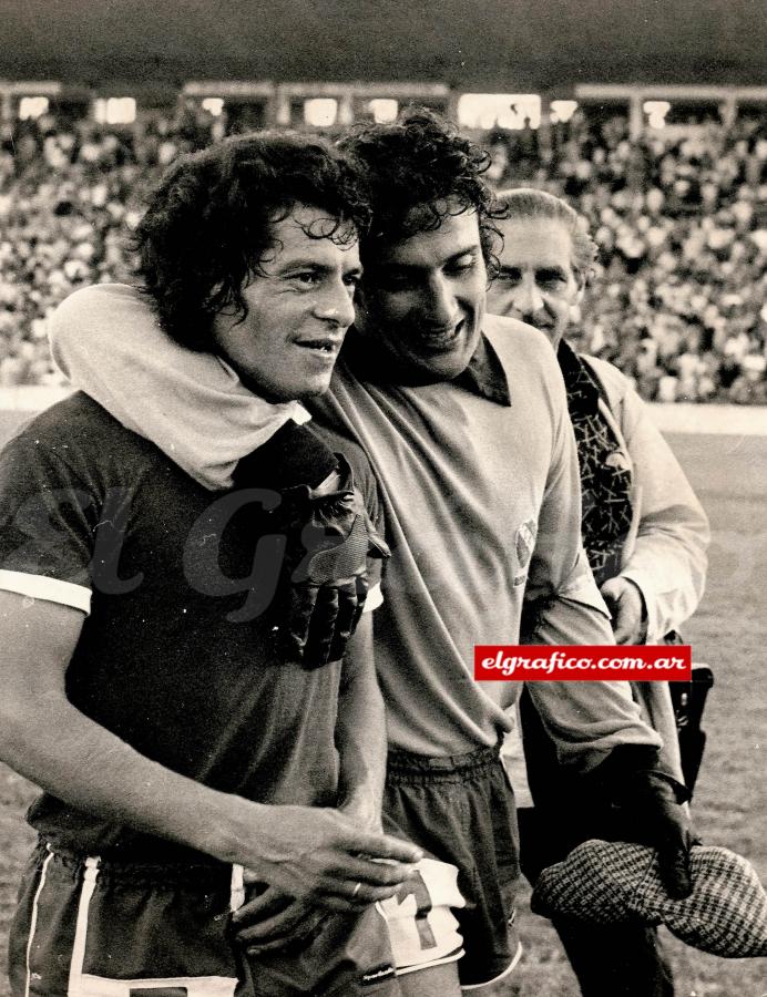 Imagen 24 de Marzo de 1974. El Mencho y Pepe Santoro festejan el día que el Bocha le hizo tres a Racing