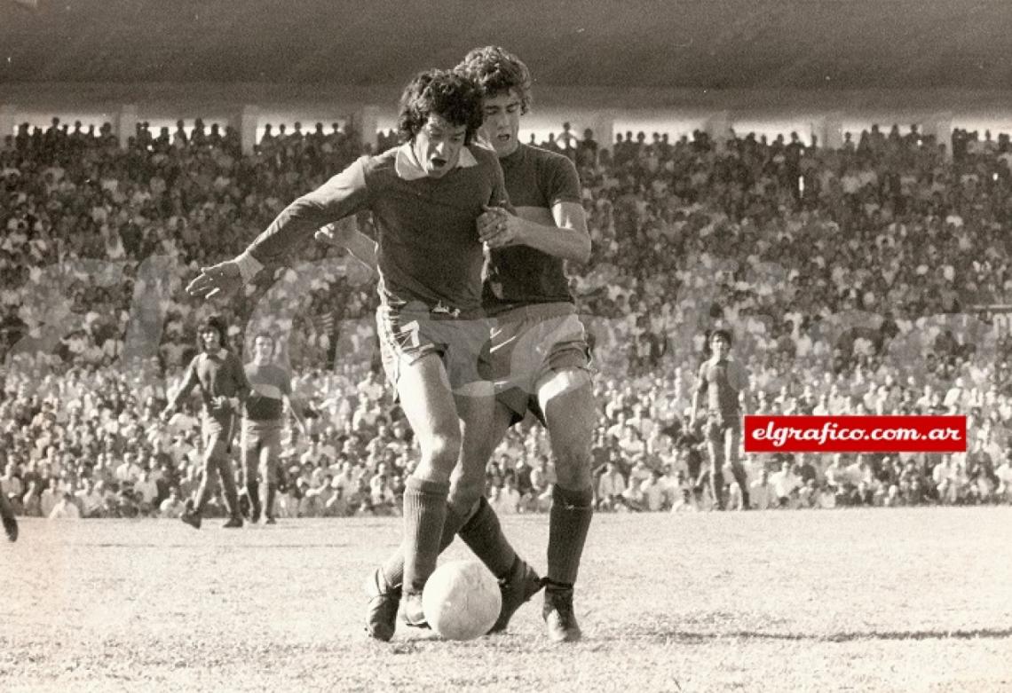 Tarantini no puede con Balbuena, detrás se ve a Galván , Potente y ¿Pancho Sa?. (Foto: Forte)
