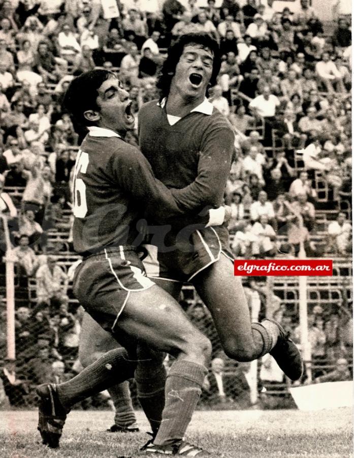 Imagen 10 de Febrero de 1974. Festejando su gol, el segundo de Independiente frente a San Lorenzo en Boedo, el otro lo hizo el Negro Galván.(Foto: Forte)