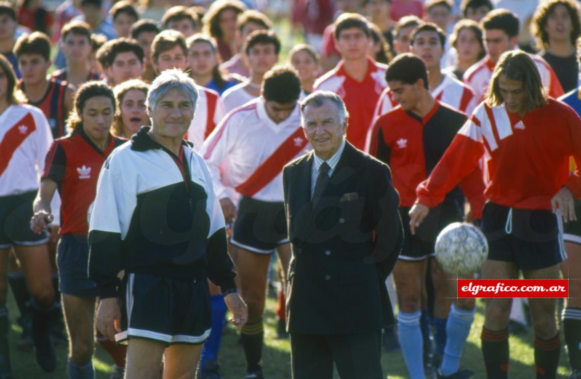 Imagen Detrás de Griffa y Duchini están los chicos, como siempre. Las camisetas de todos los equipos simbolizan el aporte que estos maestros hicieron al gran fútbol argentino.