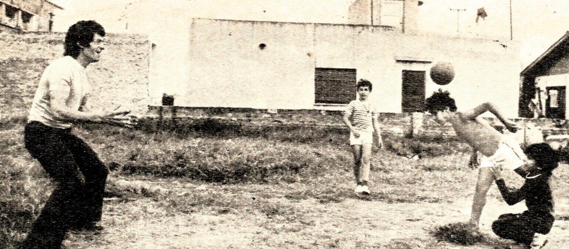 Imagen El potrero de Domínico, frente a su casa, y el picadito con los pibes del barrio., agazapado su hijo Jesús de 7 años. (Foto: Alessandrini)