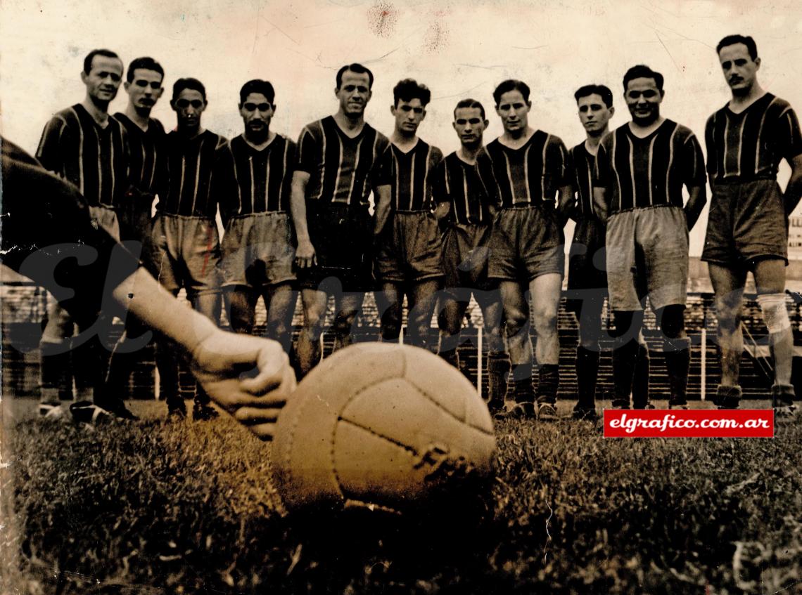 Duchini y una foto de su época de jugador, a fines de la década del 20. Es el sexto desde la izquierda, con los colores de Chacarita.